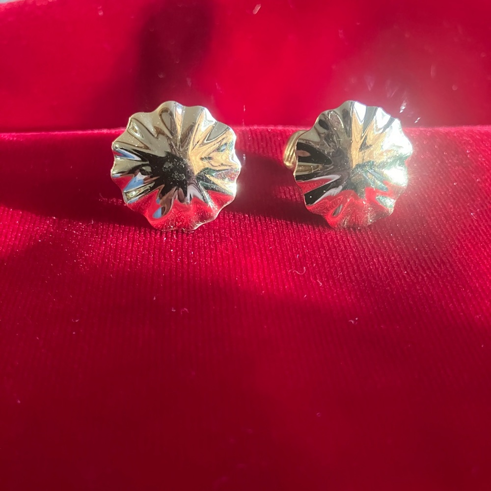 Vintage Monet Gold Tone Clip on Earrings
